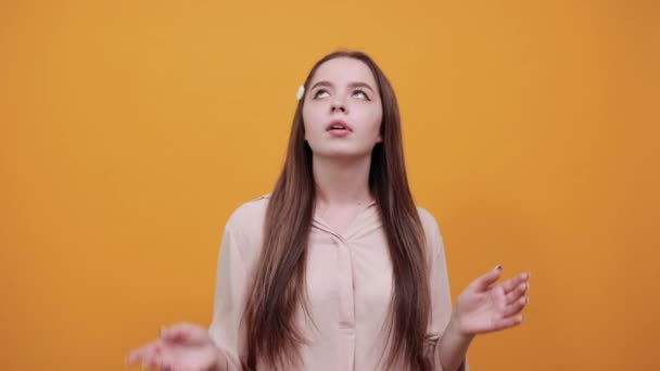 Kalme vrouw in de mode pastel shirt houden palmen bij elkaar, bidden — Stockvideo