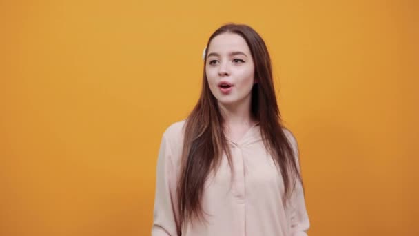 Blanke vrouw in mode pastel shirt stuur lucht kus, houden hand op riem — Stockvideo