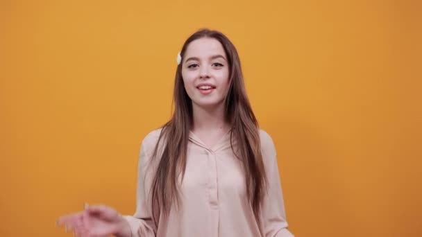 Mujer feliz extiende las manos, mostrando la lengua con camisa pastel de moda — Vídeos de Stock