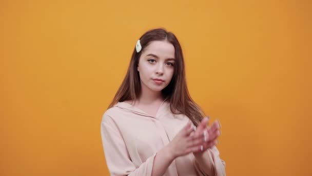 Mujer joven seria en camisa de pastel haciendo tiempo de espera, gesto de pausa — Vídeos de Stock