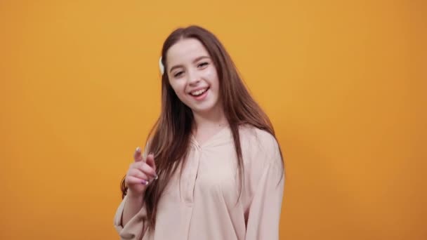 Šťastná běloška v módní pastelové košili dělá vítězný gesto, usmívá — Stock video