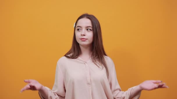 Frau im Hemd, breitet Hände aus, hält Platz in den Handflächen, zeigt vor der Kamera — Stockvideo