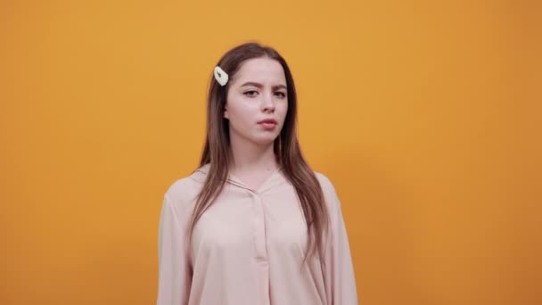 Attackierte Frau im Pastellhemd zeigt mit dem Finger auf sich selbst, blickt in die Kamera — Stockvideo