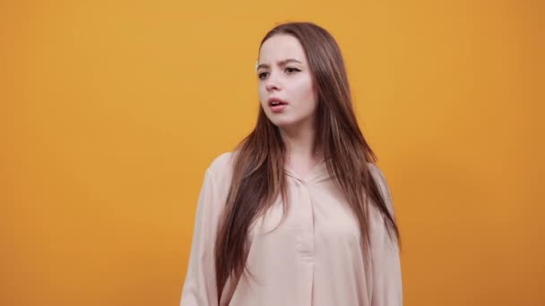 Unglückliche Frau im Pastellhemd hält die Hand am Gürtel und zeigt mit dem Finger in die Kamera — Stockvideo