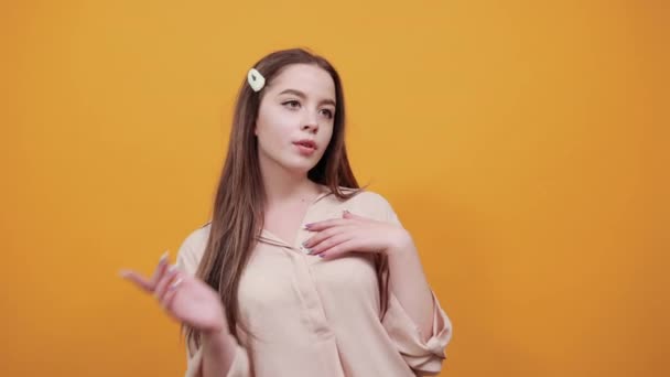 Wanita berambut cokelat kaukasia menjaga tangan disilangkan, menunjuk jari ke samping — Stok Video