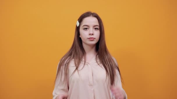 Blanke vrouw in pastel shirt houden hand in nek, op zoek naar afstand — Stockvideo