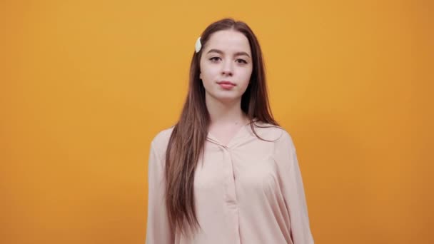 Mujer alegre en camisa de pastel manteniendo las manos juntas, manteniéndose de lado — Vídeos de Stock