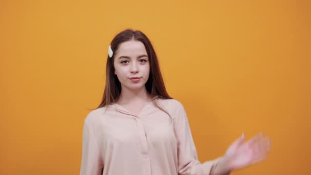 Cheerful woman staying sideways, keeping hand on head, corrects haircut — 비디오