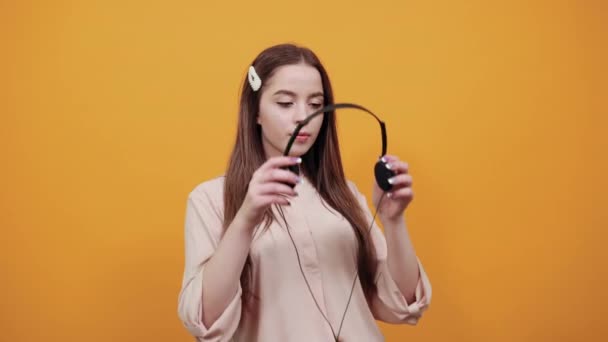 Mujer atractiva bailando, teniendo auriculares, escuchando música — Vídeo de stock