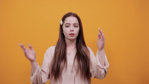 Mujer decepcionada en la moda camisetas pastelespreads manos, infeliz — Vídeos de Stock