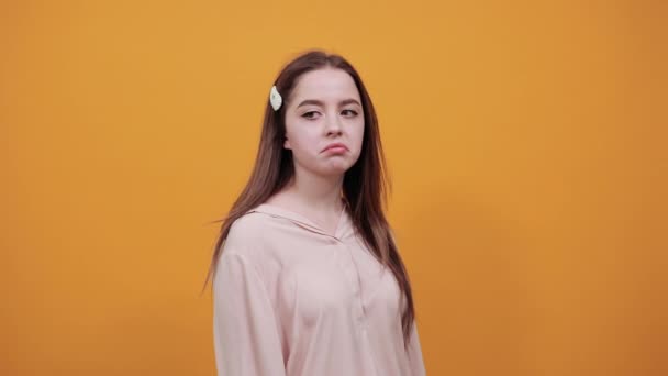 Attraktive kaukasische junge Frau bleibt seitlich stehen und zeigt mit dem Daumen auf sich selbst — Stockvideo