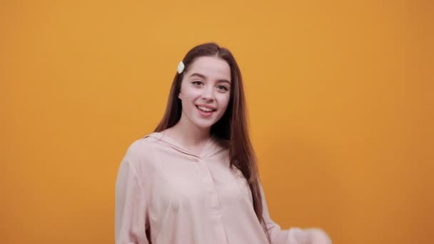 Aufgebrachte junge Frau breitet Hände aus, schockiert im Pastellhemd — Stockvideo