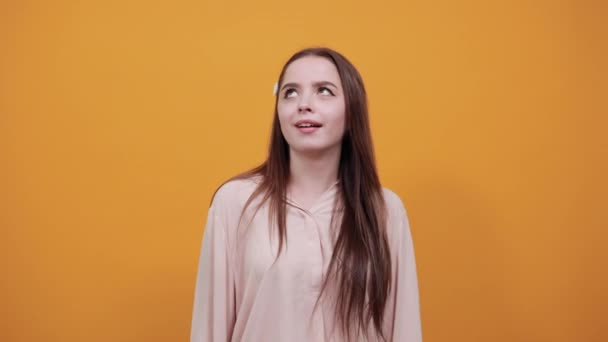 Atractiva mujer joven caucásica mirando a la cámara, extiende las manos — Vídeos de Stock