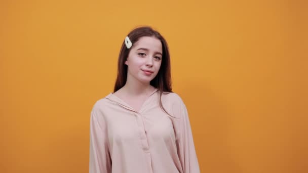 Lugn kaukasiska kvinna i mode pastell skjorta hålla handflator tillsammans, be — Stockvideo