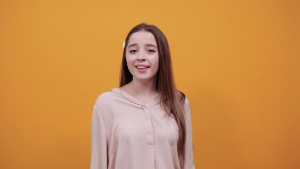 Förvånad ung kaukasiska kvinna hålla händerna på kinderna, öppnade munnen — Stockvideo