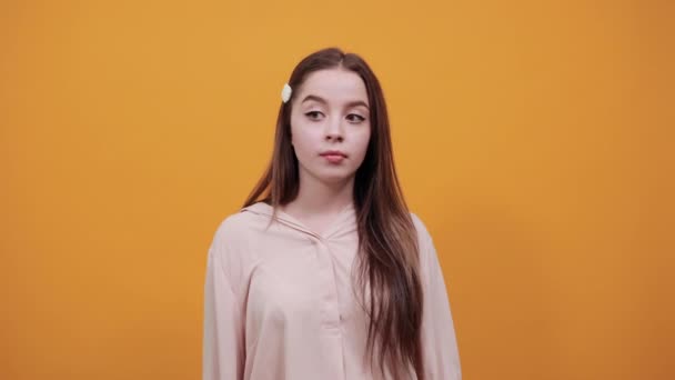 Втомилася молода біла жінка тримає руки на щоках, нещасна — стокове відео