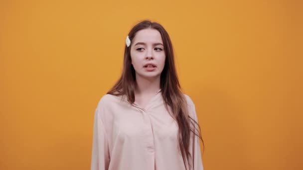 Налякана біла молода жінка тримає руки на щоках, збентежена, нещасна — стокове відео