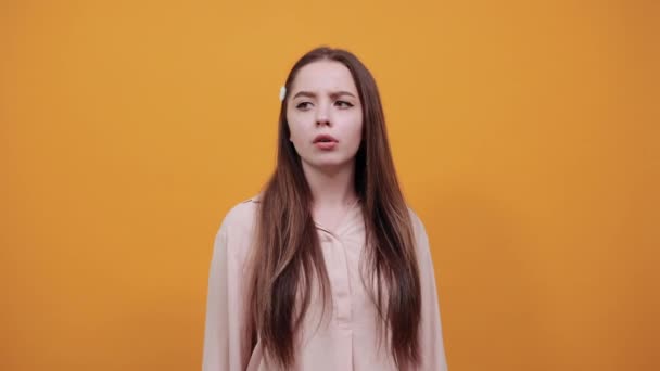 Okouzlující kavkazská mladá žena držící ruku na rtech, nešťastná, zmatená — Stock video