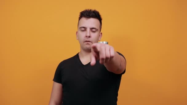 Affascinante giovane uomo mostrando un dito alla fotocamera . — Video Stock