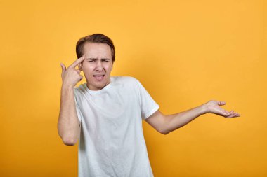 Kırılmayan adam parmağını kırmızı bir sivilcede ve el ele gezdirerek göstermez..