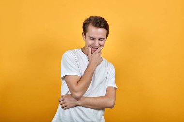 Hamile adam başını eğip düşünür ya da hayal kurar ve çenesini eliyle destekler.