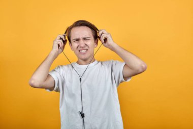 Kulaklıklı adam iş yerinde agresiflik stresi