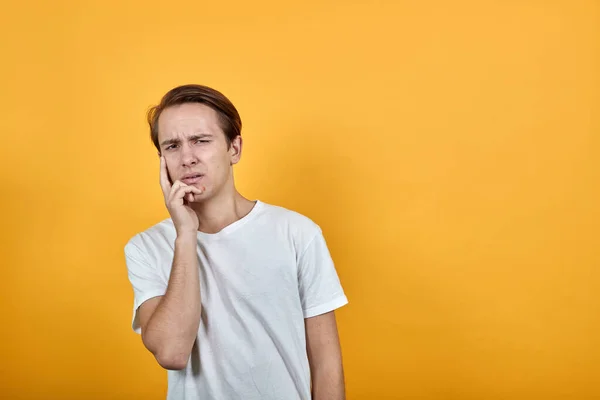 Trauriger Mann mit Akne im Gesicht. — Stockfoto