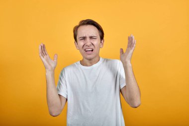 İnsanoğlu cilt sorunları yüzünden kararlı tepki veriyor. Yüzünde sivilce lekeleri var.