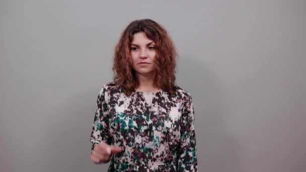 Charmig kaukasiska kvinna visar utrymme mellan händer, tittar direkt — Stockvideo