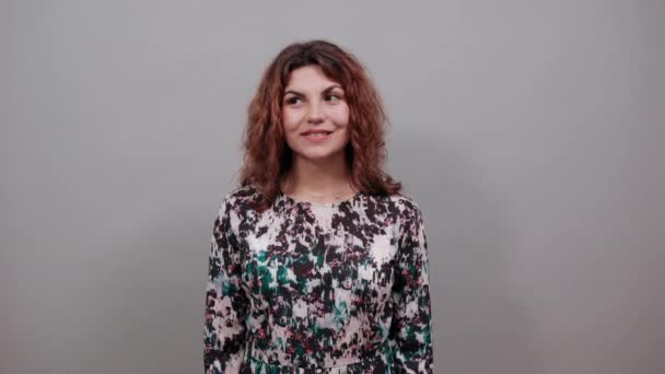 Veselá okouzlující kavkazská mladá žena ukazující prstem na tváře, vypadá šťastně — Stock video