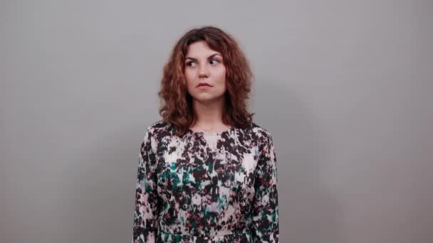 Потрясенная кавказская молодая женщина, держась за лицо, крича, объявляя: — стоковое видео