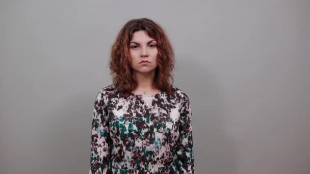 Красивая кавказская молодая женщина, не высовывается, выглядит разочарованной — стоковое видео