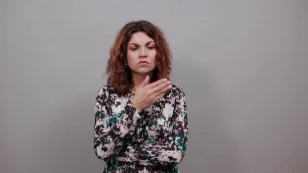 Mujer encantadora infeliz manteniendo la mano en la mejilla, teniendo dolor de muelas, teniendo un bonito anillo — Vídeos de Stock