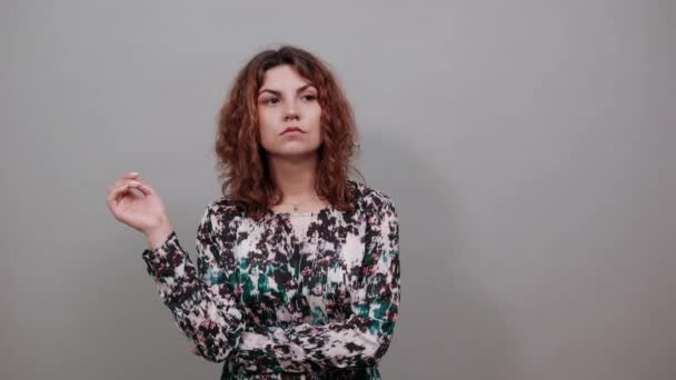 Серьезный брюнетка женщина держит руки на подбородке, думая о проблеме, глядя вверх — стоковое видео