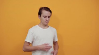 Beyaz t-kısa kesilmiş bir adam kendine güvenen görünüm.