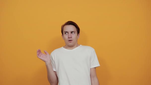 Guapo emocional hombre gesto con una mano mueca estudio — Vídeos de Stock