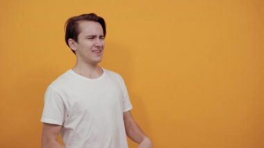 Duygusal adam elleri ile hareket eder ve duruma gülüp geçer..