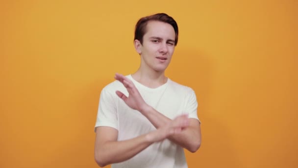 Pria berbaju putih melawan menunjukkan sikap negatif dengan tangannya disilangkan — Stok Video