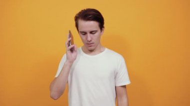 İş adamı finans müdürü sarı arka planda telefonla konuşuyor..