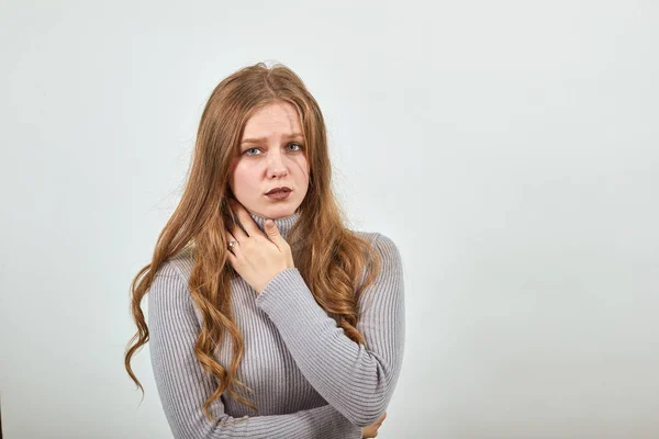 Donna in maglione con i capelli rossi è piegato nel dolore, tenendo il collo e mal di gola — Foto Stock