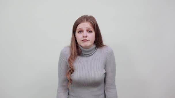 Uma jovem infeliz com cabelo ruivo levanta as mãos em desespero e miséria — Vídeo de Stock