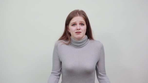 Mooie vrouw op de achtergrond verhoogt handen in teken dat ze niet weet — Stockvideo