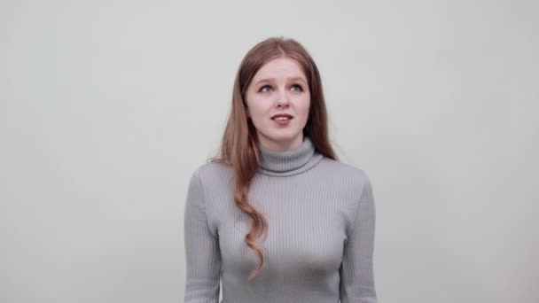 A young beautiful red haired woman in gray sweater insincerely forced fake laugh — Stock Video