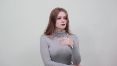 Kadın karar vermeyi düşünür, yeni bir fikir yaratır, elini çenesine bastırır.