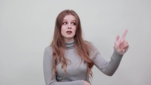 Молода красива руда волохата жінка в сірому светрі придумала нову ідею — стокове відео