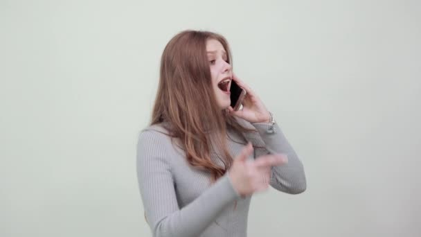 Kvinna talar på telefon skvaller pekar riktning med pekfingret — Stockvideo