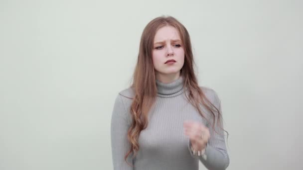 Mujer en suéter gris sufre dolor de muelas dolor de muelas hace agarrar la mano en la mejilla — Vídeo de stock