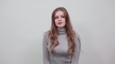 Kazaklı güzel kızıl saçlı kadın gülümseyerek ellerini kaldırdı.