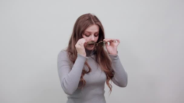 Κοκκινομάλλα γυναίκα σε γκρι πουλόβερ με goofy smisnim έκφραση αστεία συναισθήματα — Αρχείο Βίντεο