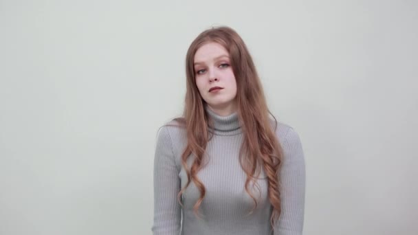 Frau im grauen Pullover zeigt mit den Fingern die Zahl neun — Stockvideo